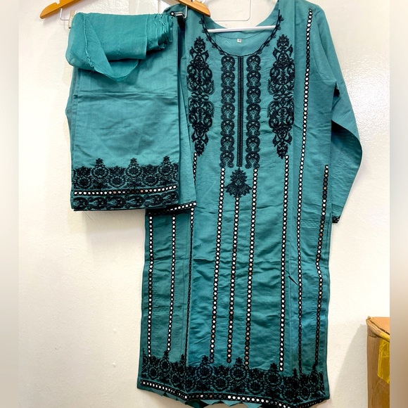 Pakistani embroidered mirror work suit - Picture 6 of 16
